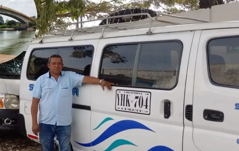 Dos conductores de Sotraurra, con camisa institucional, junto a las busetas del servicio mixto