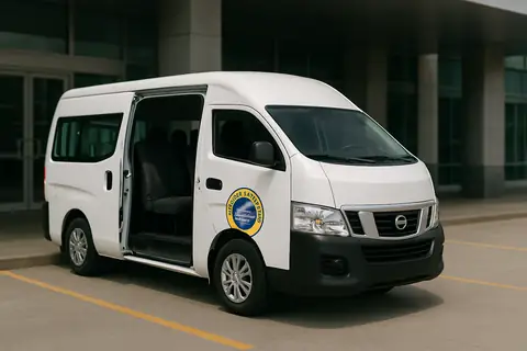 Buseta con puerta abierta para transporte especial de grupos
